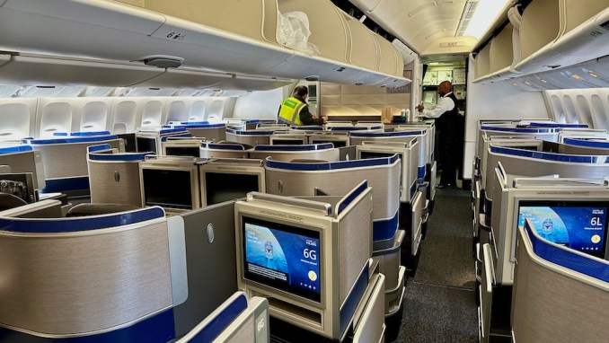 UNITED BOEING 777 POLARIS BUSINESS CLASS