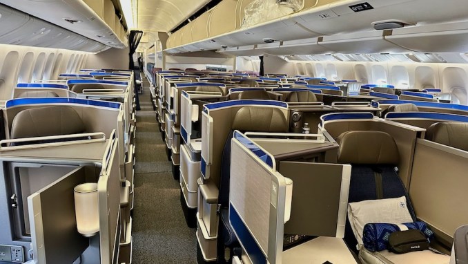 UNITED BOEING 777 POLARIS BUSINESS CLASS