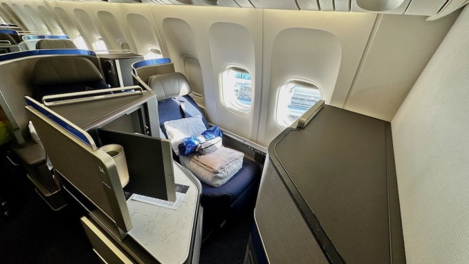 UNITED BOEING 777 POLARIS BUSINESS CLASS