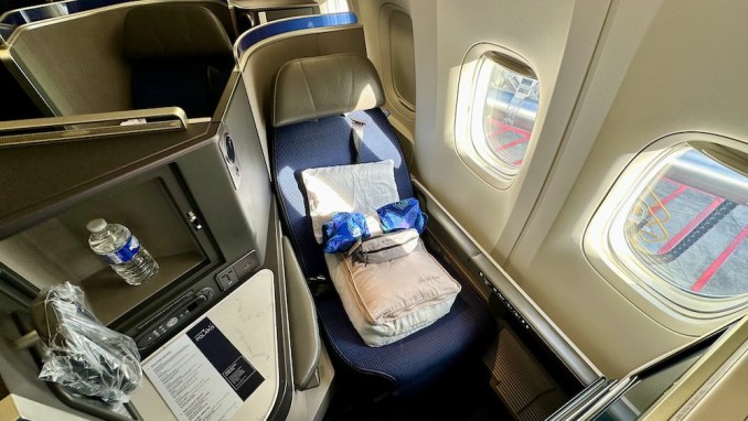 UNITED BOEING 777 POLARIS BUSINESS CLASS