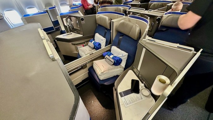 UNITED BOEING 777 POLARIS BUSINESS CLASS