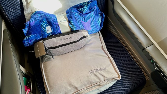 UNITED BOEING 777 POLARIS BUSINESS CLASS