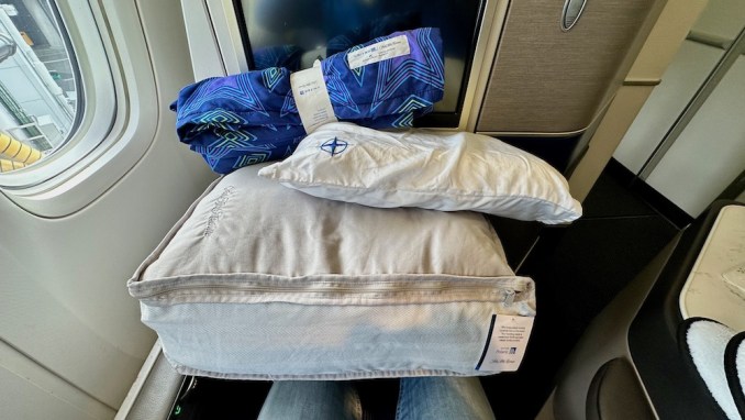 UNITED BOEING 777 POLARIS BUSINESS CLASS