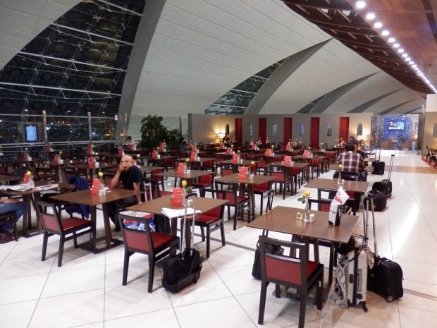 EMIRATES BUSINESS CLASS LOUNGE - RESTAURANT