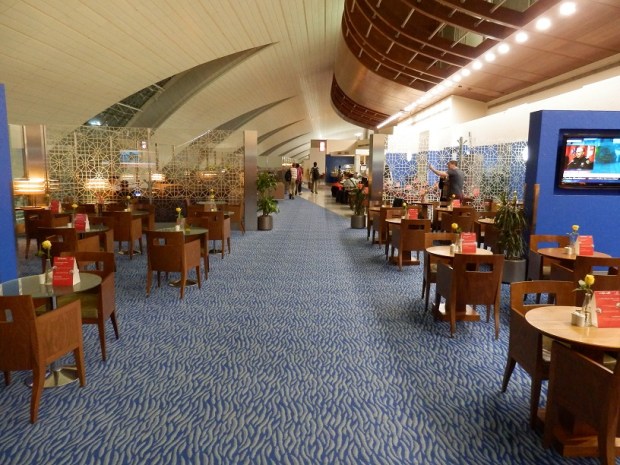 EMIRATES BUSINESS CLASS LOUNGE - RESTAURANT