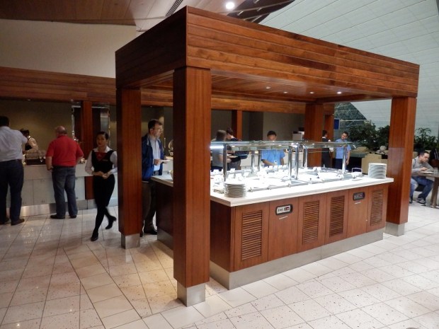 EMIRATES BUSINESS CLASS LOUNGE - BUFFET STATION