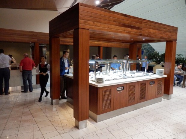 EMIRATES BUSINESS CLASS LOUNGE - BUFFET STATION