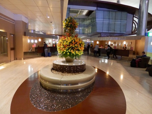 EMIRATES BUSINESS CLASS LOUNGE - ENTRANCE