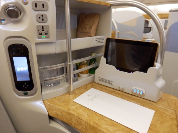 BUSINESS CLASS SEAT 43K: MINIBAR & IES CONTROLLERS